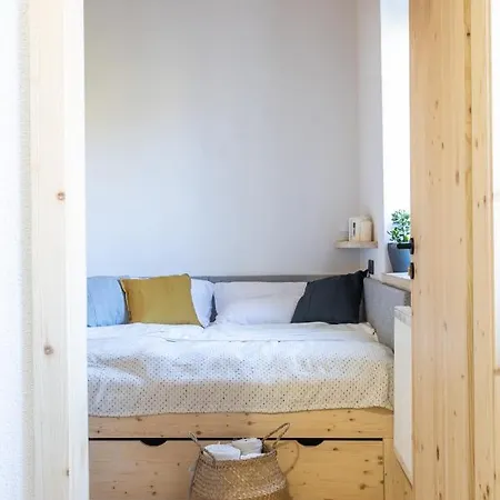 Vlasta Apt. #401 *