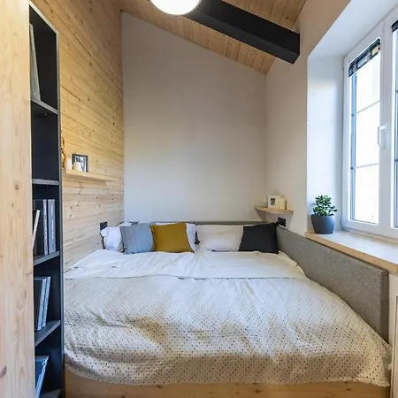 Vlasta Apt. #401 *