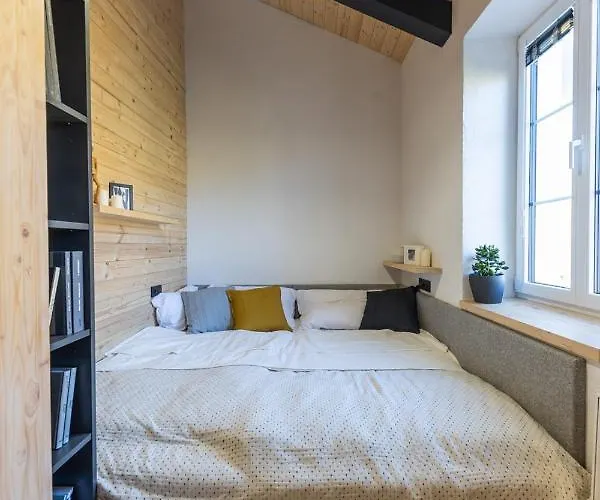 Vlasta Apt. #401 *