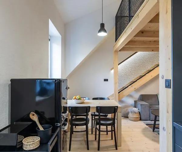 Vlasta Apt. #401